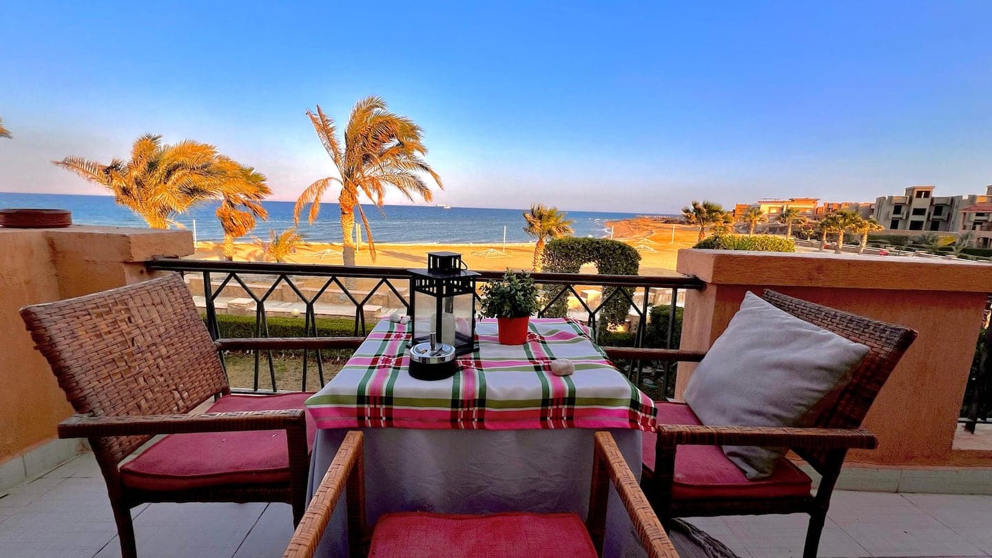 Beachfront First Row — الواجهة